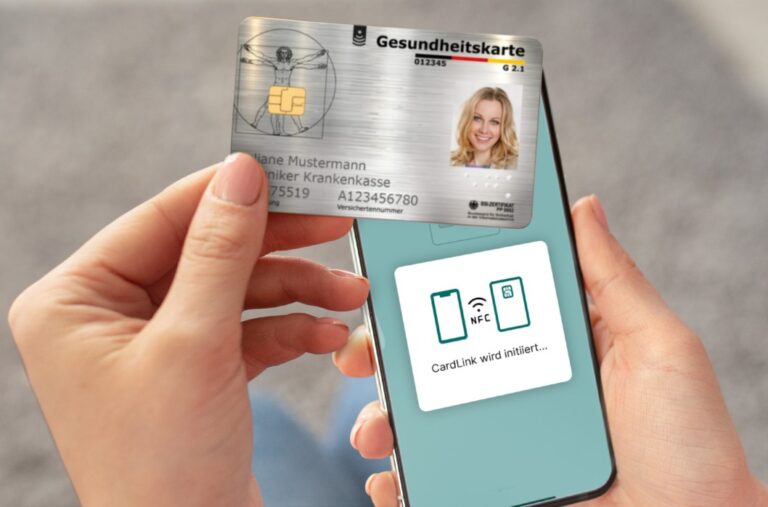 Bild von einer Gesundheitskarte vor einem Mobiltelefon
